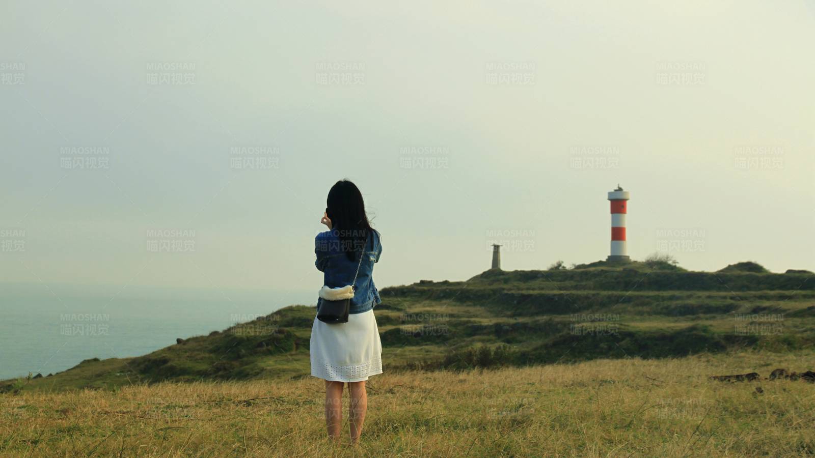 漳州镇海角眺望灯塔的女孩图片