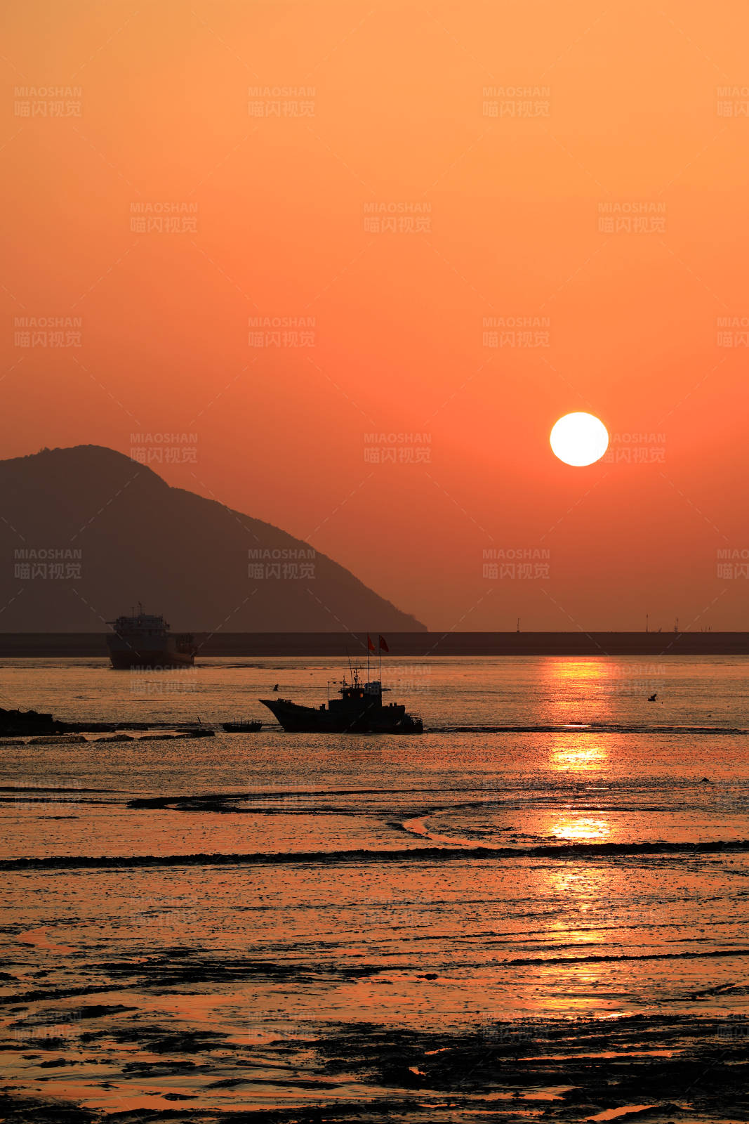 温州洞头海上夕阳渔船光影图片