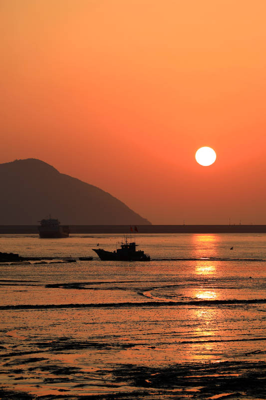 温州洞头海上夕阳渔船光影图片