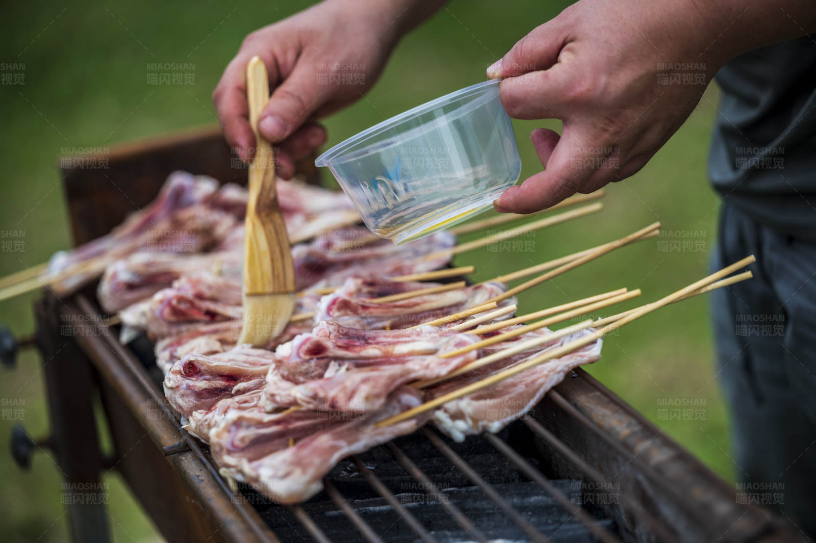 烧烤前的腌制过程图片