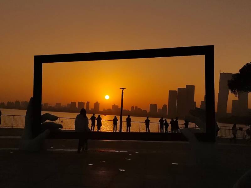 夕阳下的城市剪影图片