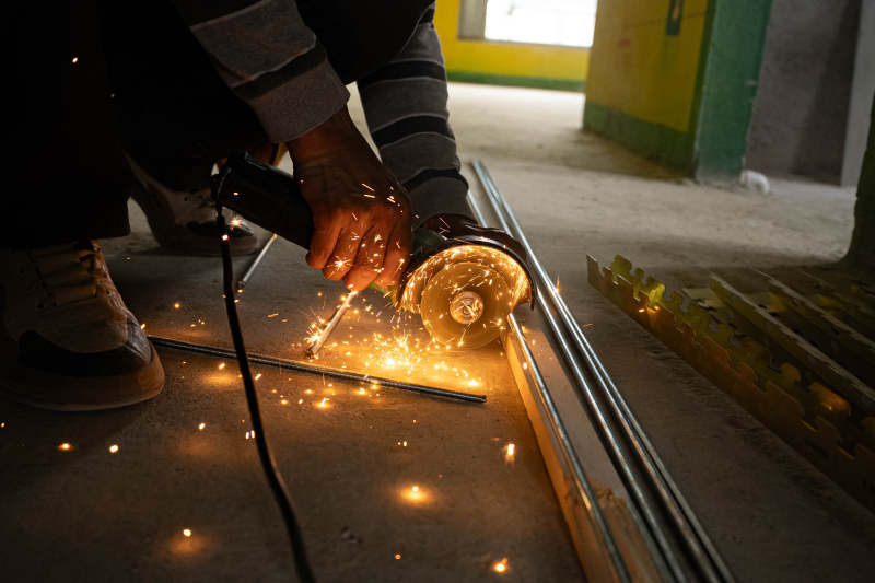 火花四溅的金属切割图片