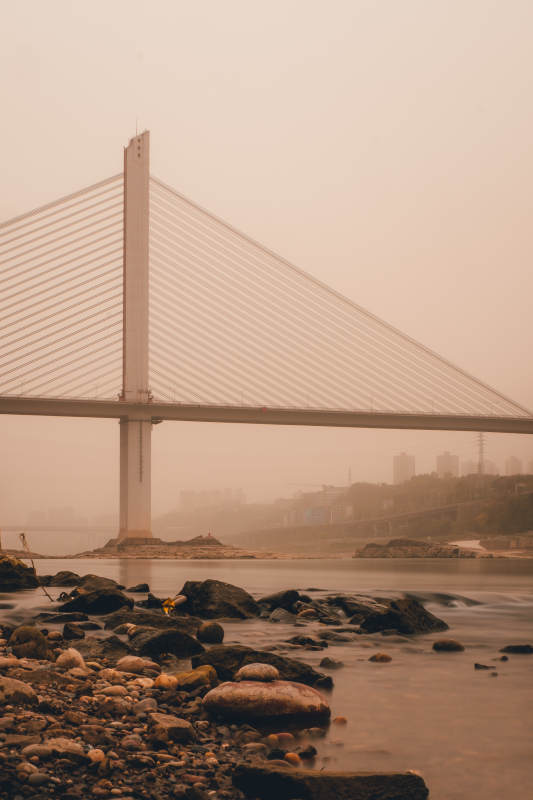 雾中斜拉桥图片