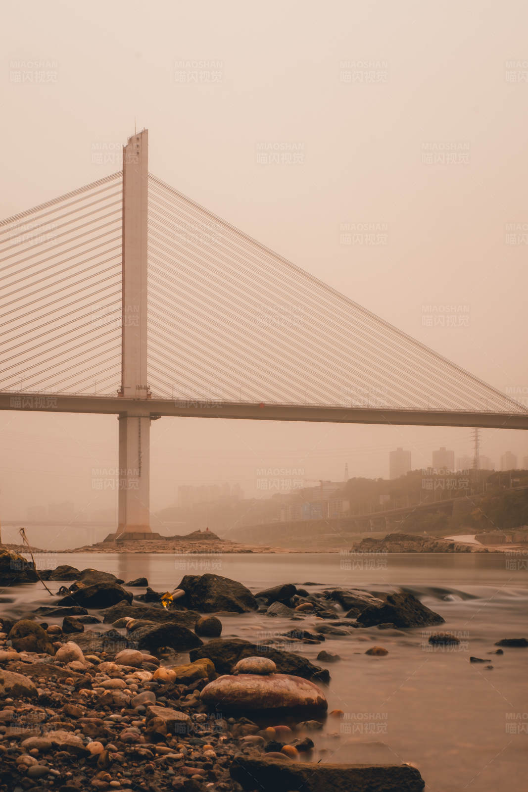 雾中斜拉桥图片