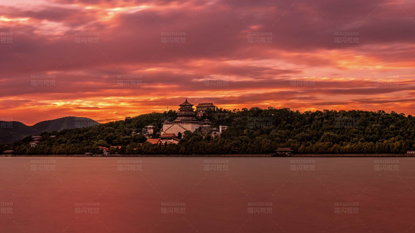 夕阳下的湖畔古堡图片