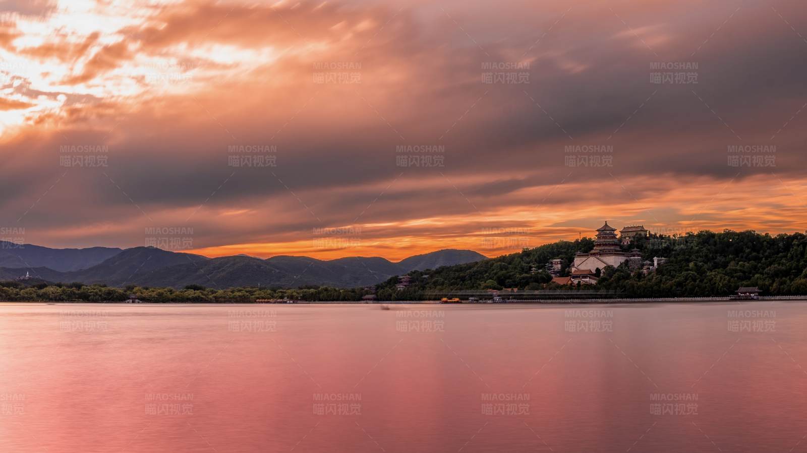 夕阳下的湖光山色图片