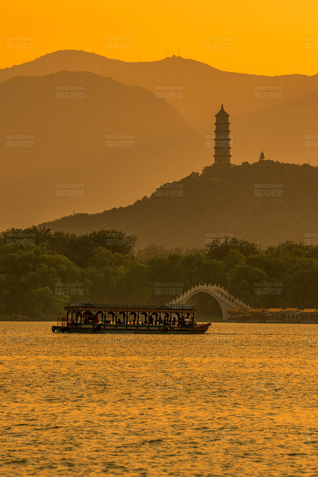 夕阳游船图图片