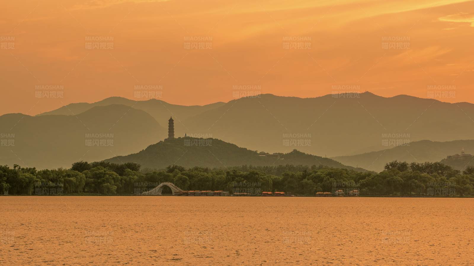 夕阳下的湖光山色图片