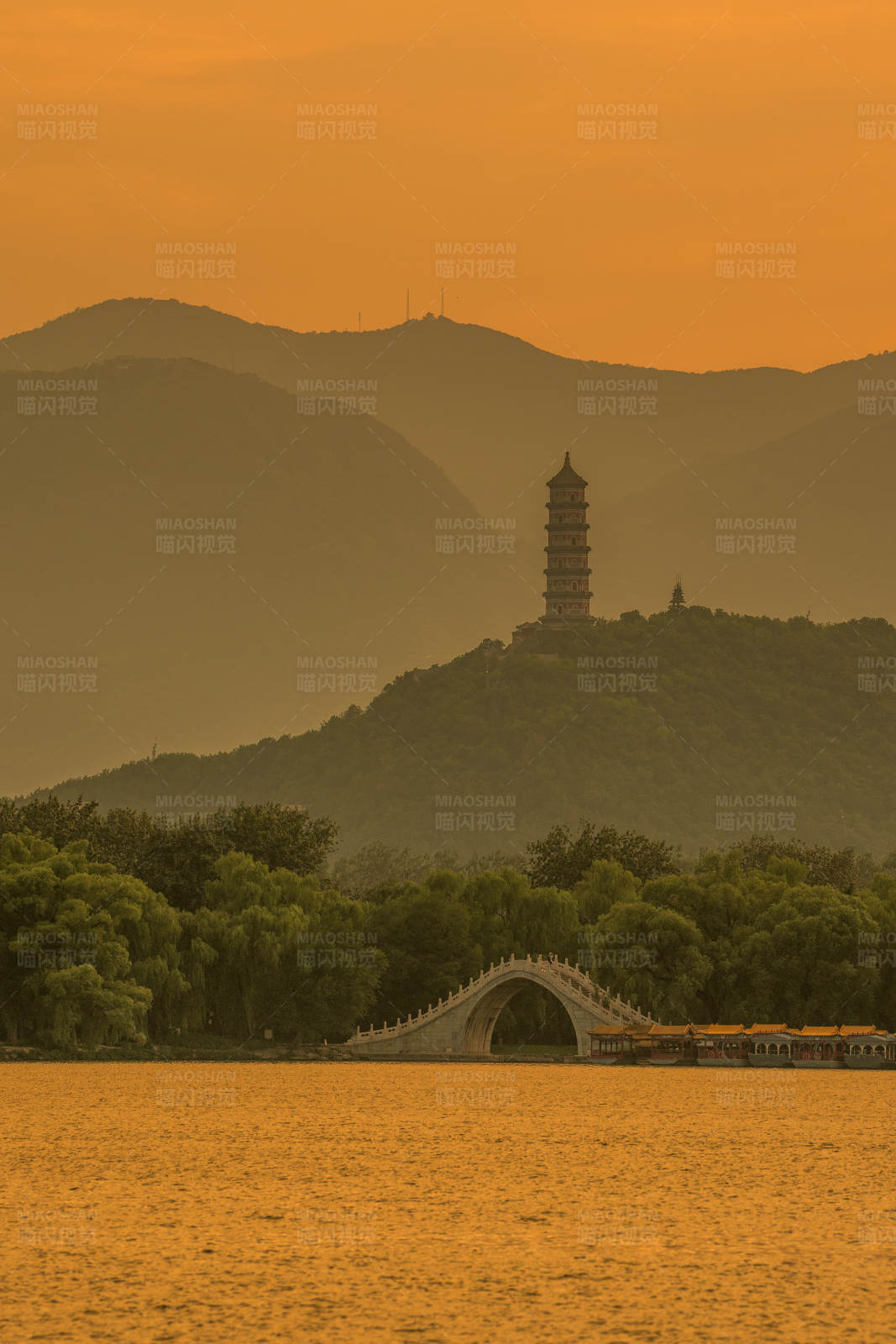 夕阳下的湖光山色图片