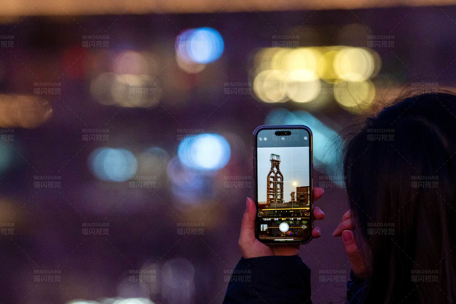 夜景下的手机摄影图片