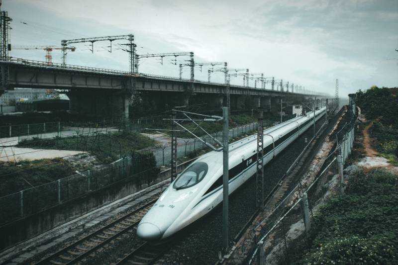 高速列车驶过桥下图片