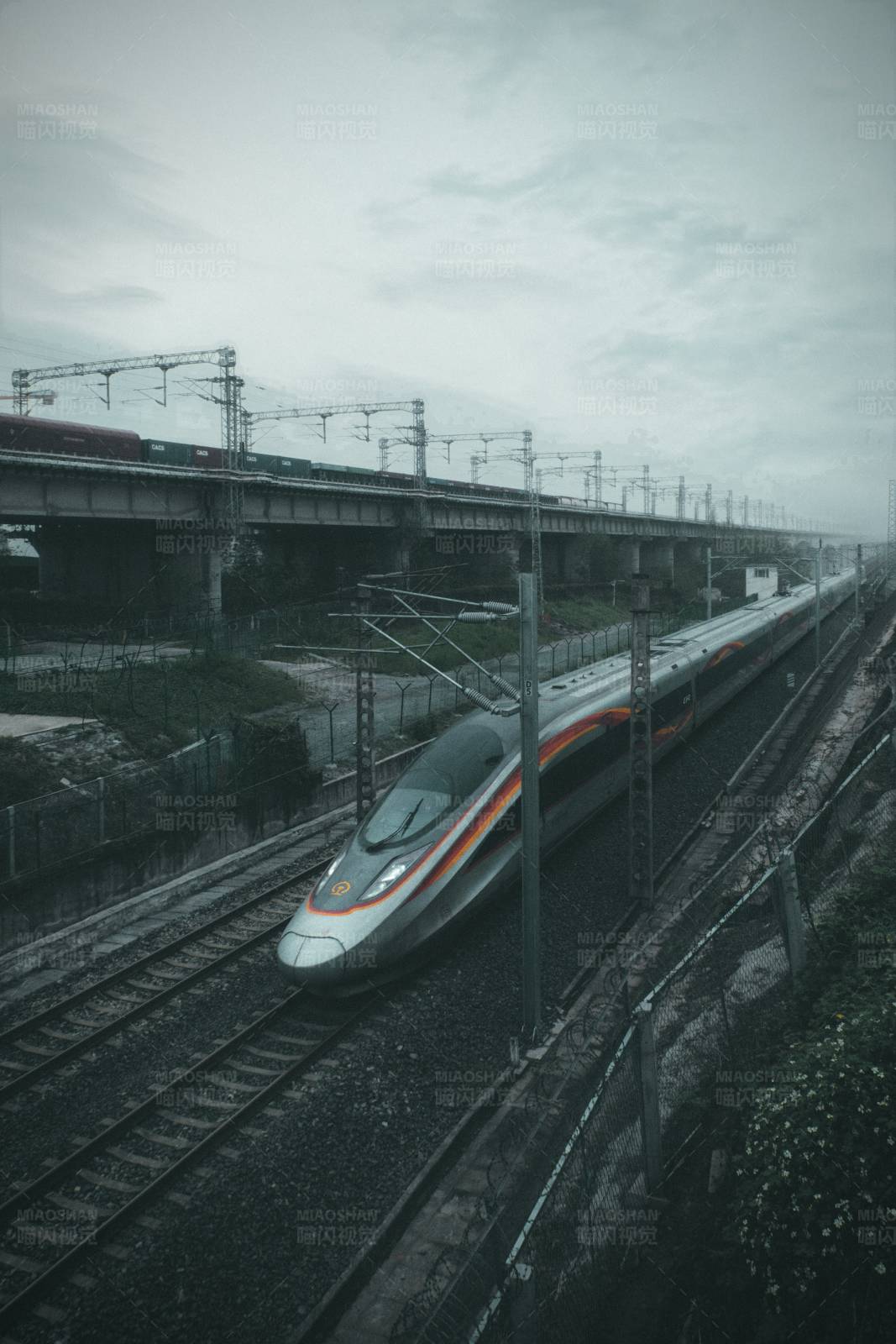 高速列车疾驰图片