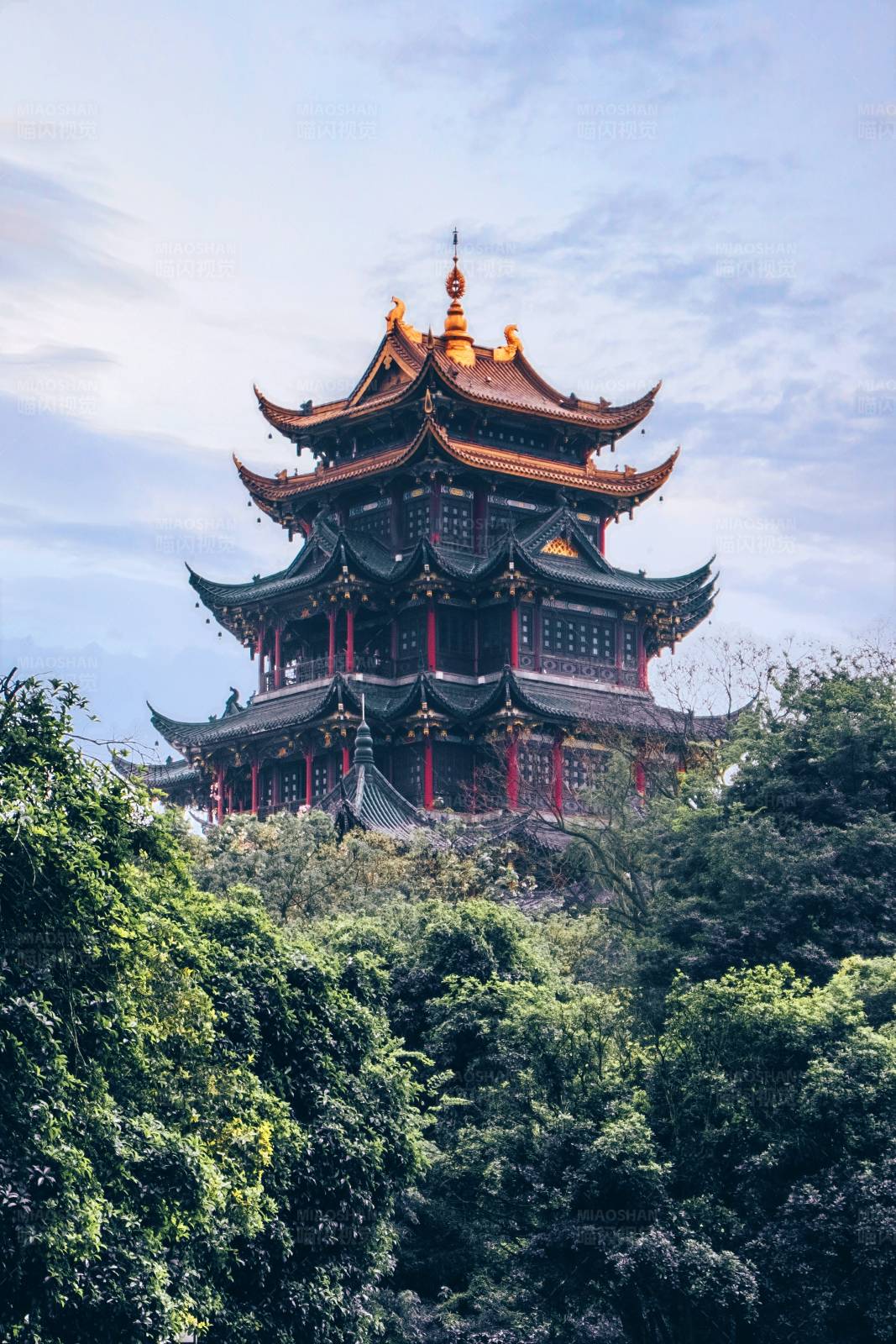 山林中的古塔图片