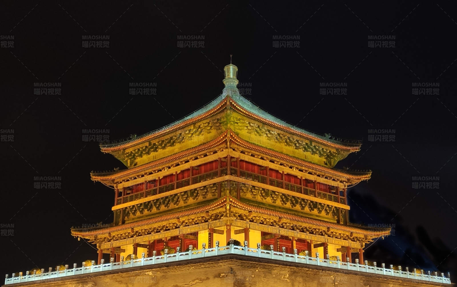 夜色中的古塔图片