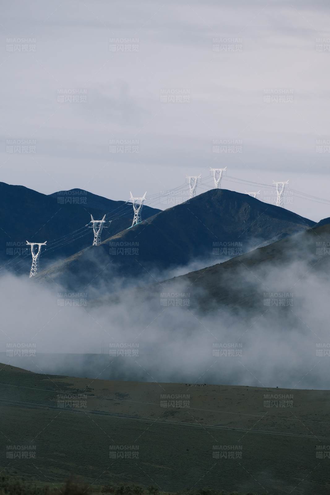 云雾缭绕的电力线图片