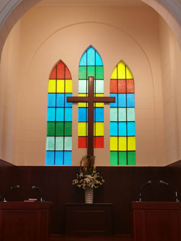 教堂彩色玻璃窗十字架图片