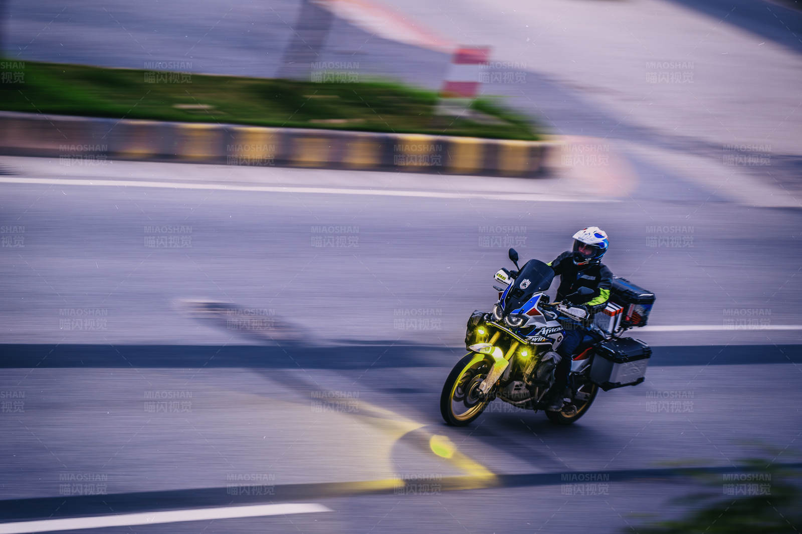 高速公路上的摩托车图片