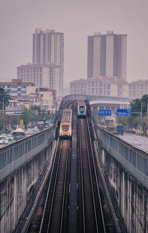 城市轨道上的列车图片