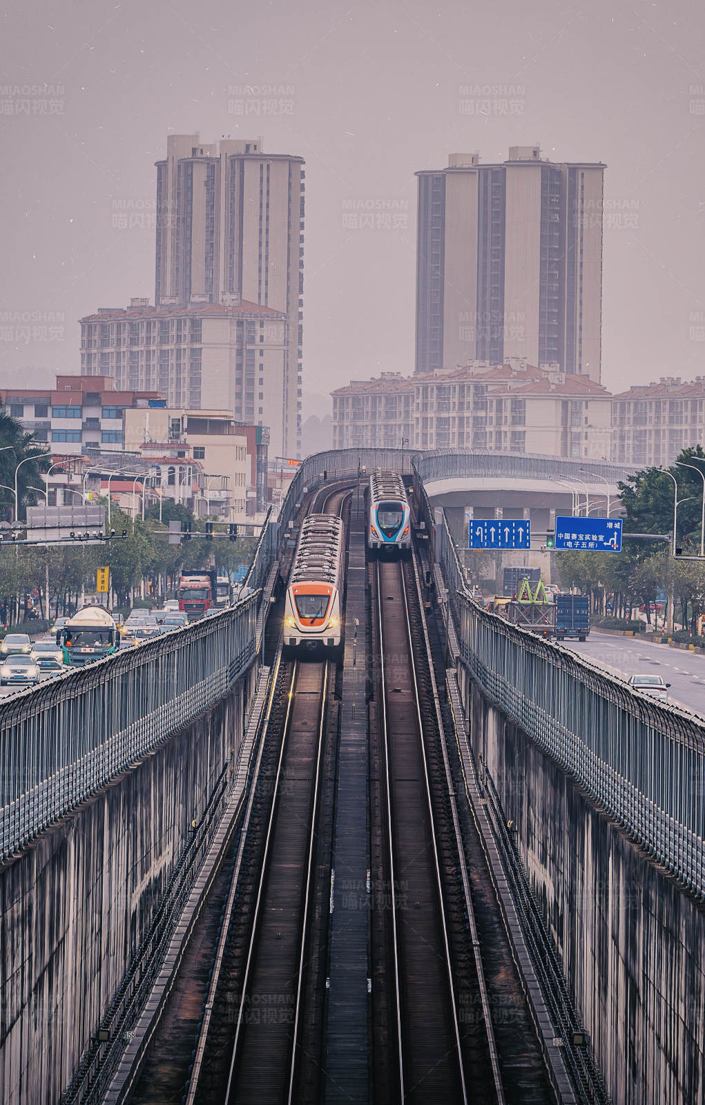 城市轨道上的列车图片