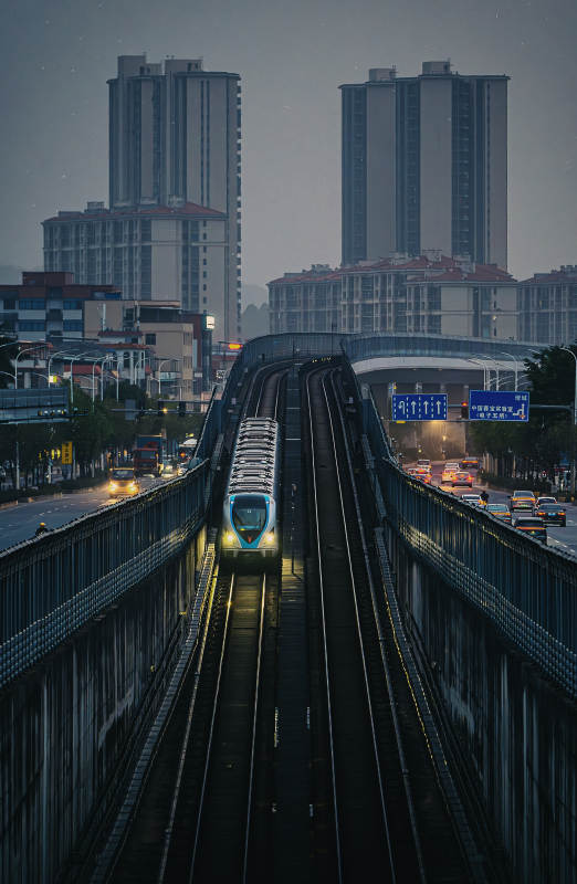 城市夜景中的列车图片