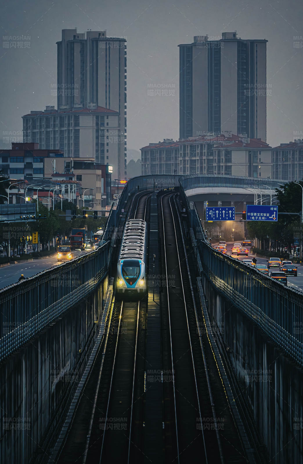 城市夜景中的列车图片