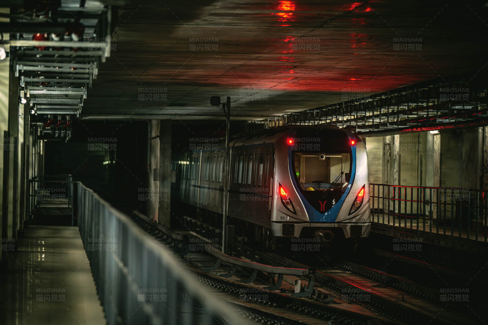 地铁列车夜行图图片