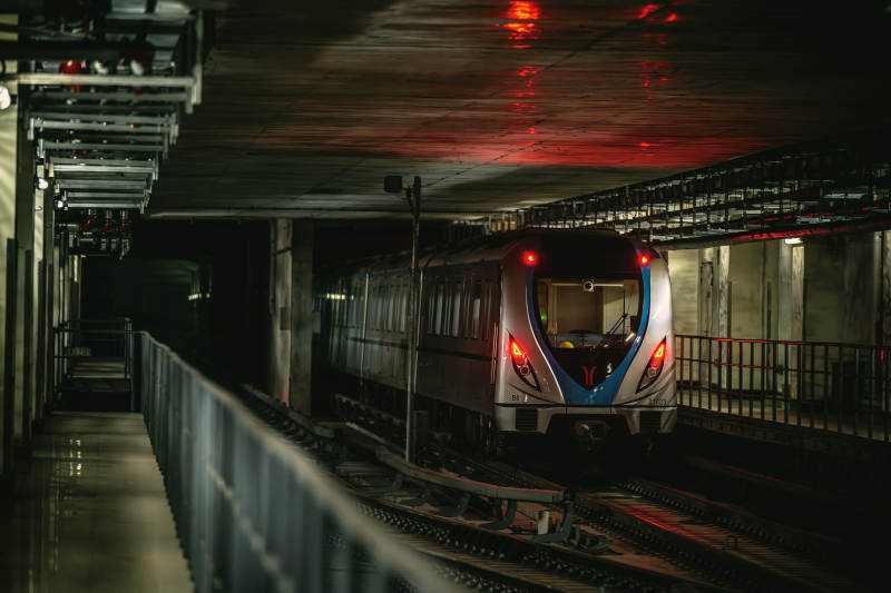 地铁列车夜行图图片