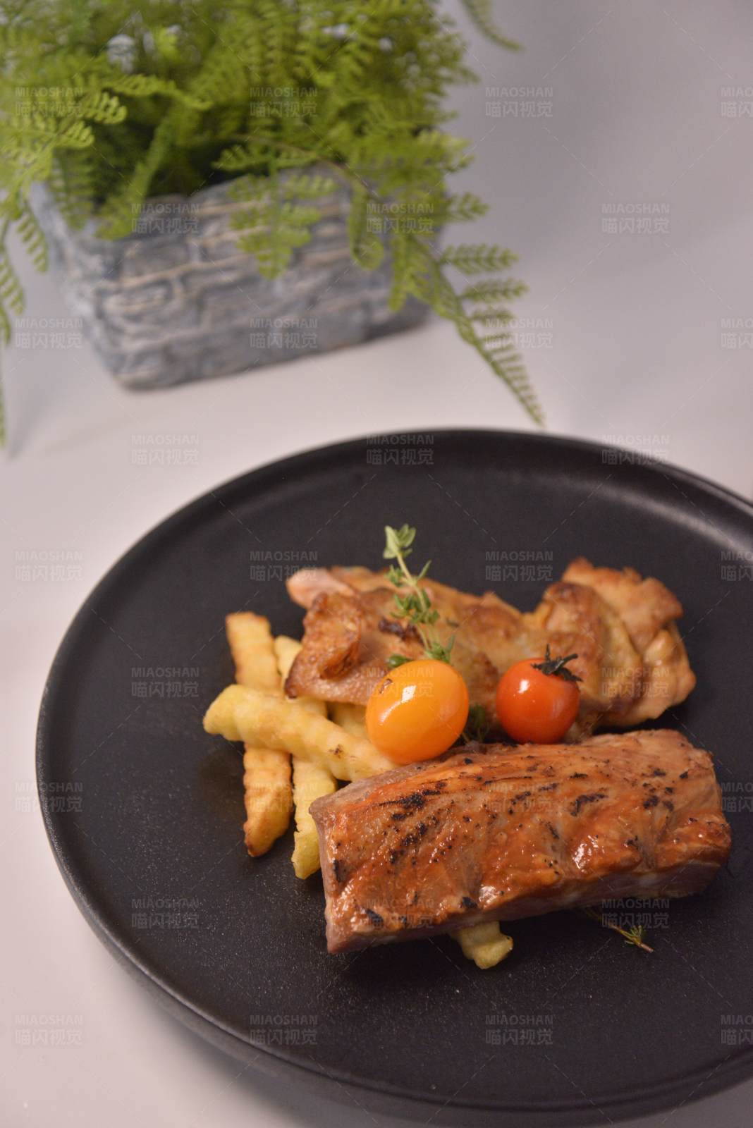 烤肉配薯条和樱桃番茄图片