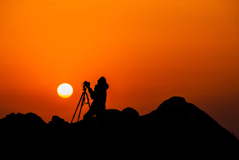 夕阳下的摄影师图片