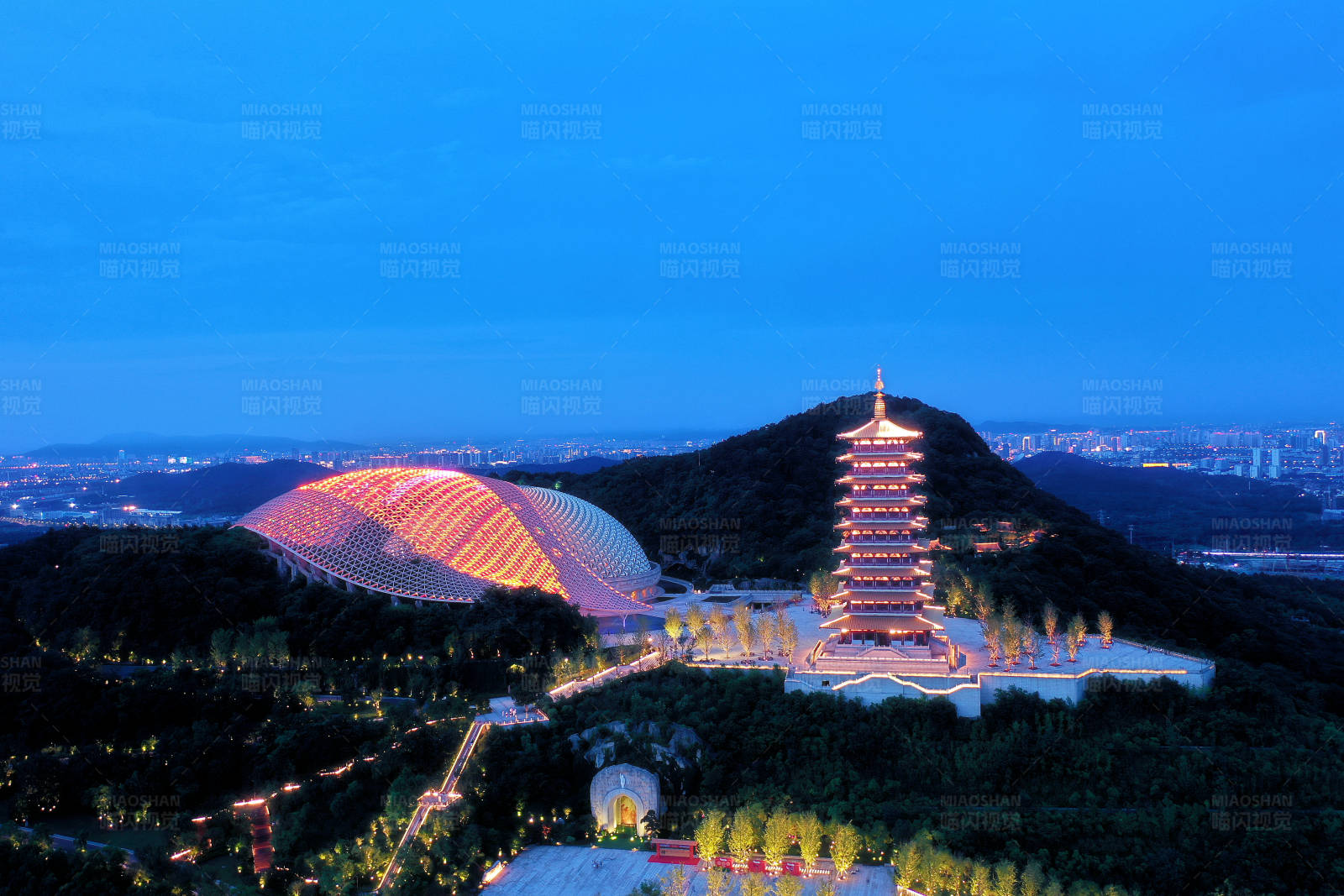 南京牛首山景区夜景航拍图片