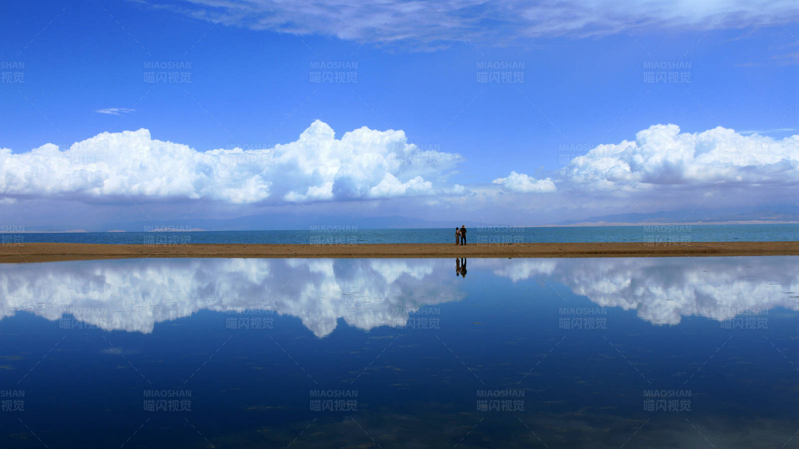 青海湖二郎家景区镜湖映天 两人远眺图片