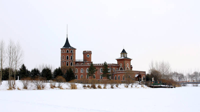 哈尔滨伏尔加庄园的城堡雪景图片