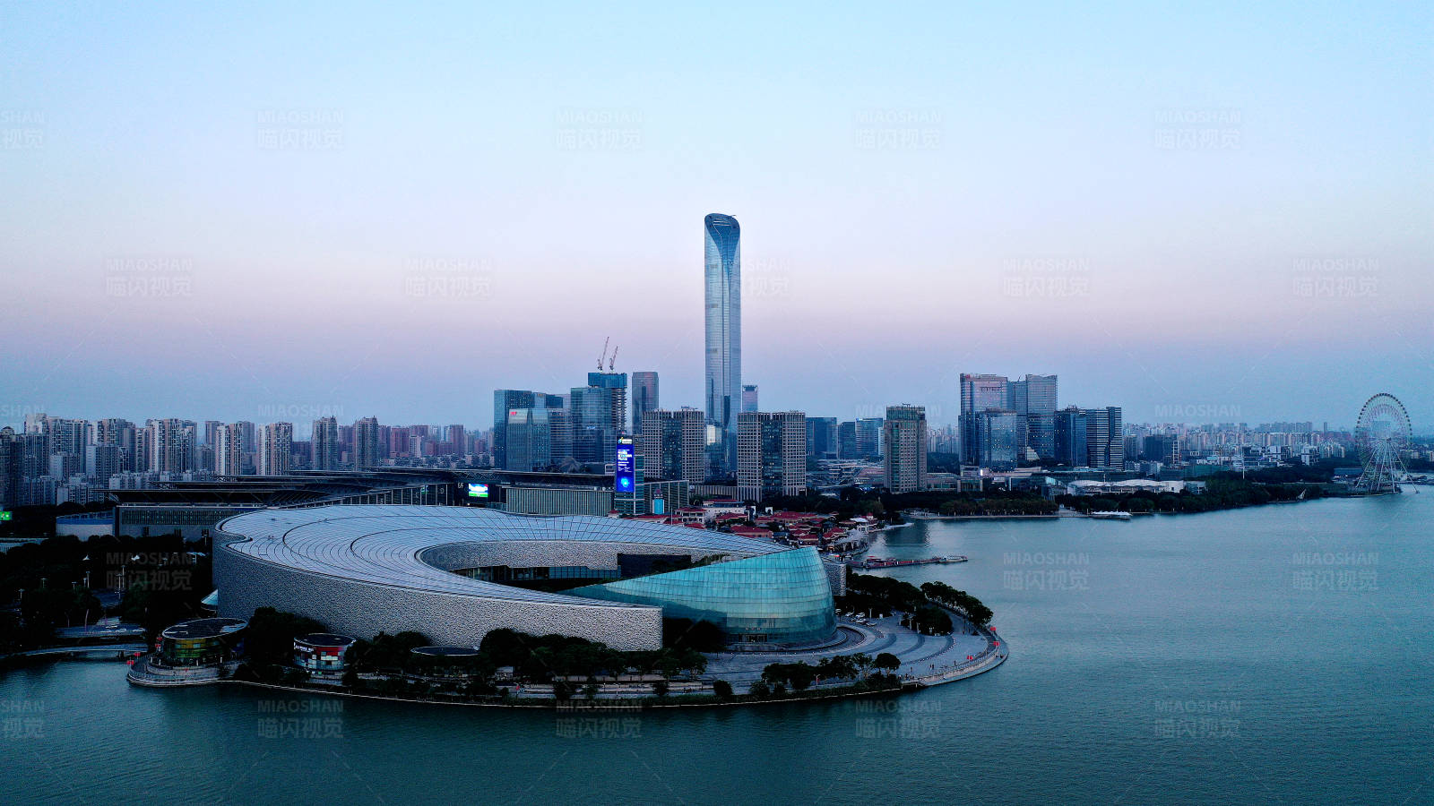 航拍苏州文化艺术中心和苏州金融中心图片