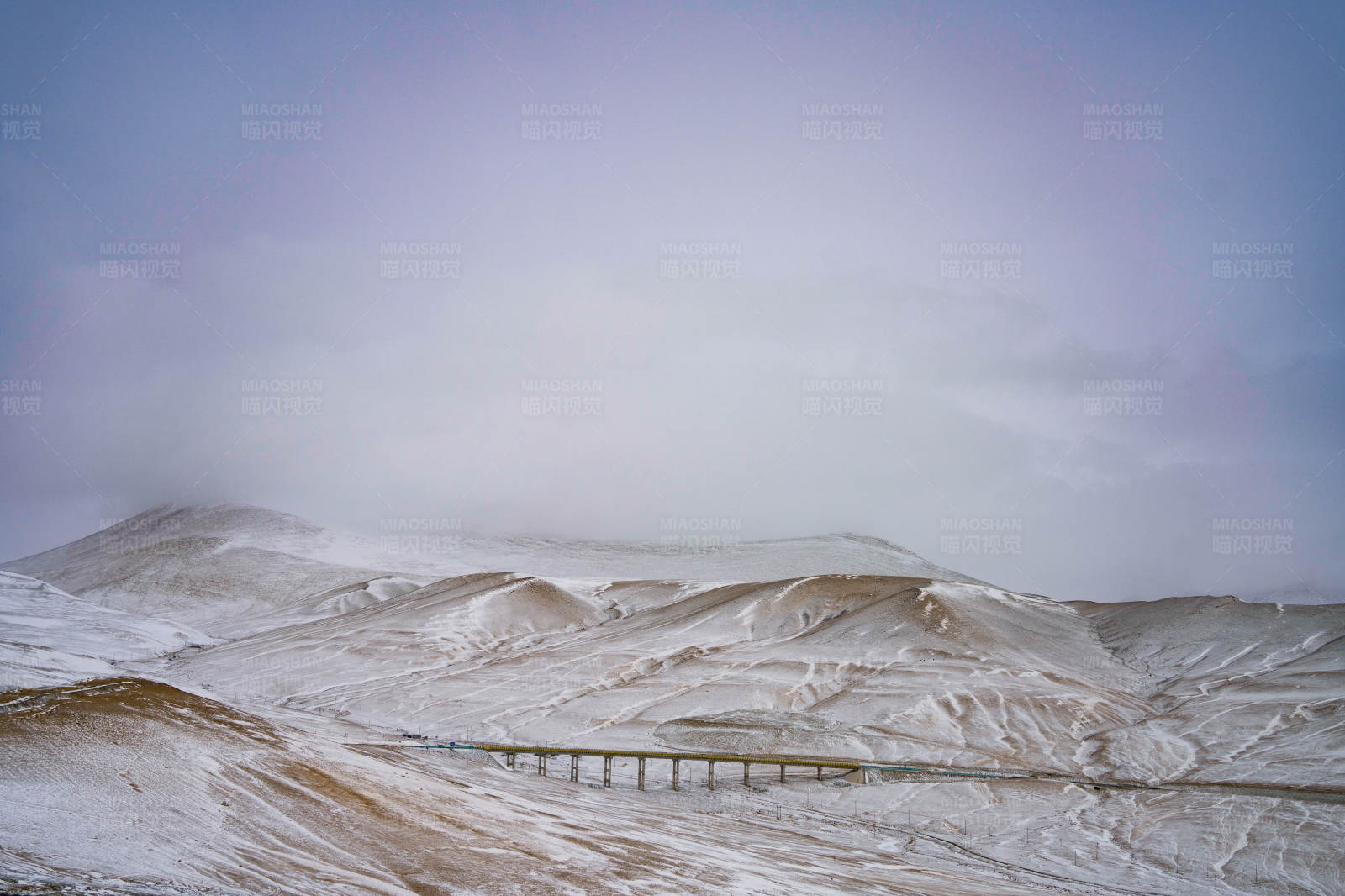 雪原上的孤独公路图片