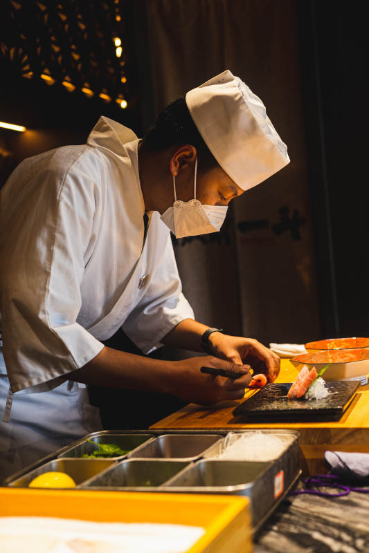 专注的寿司师傅图片