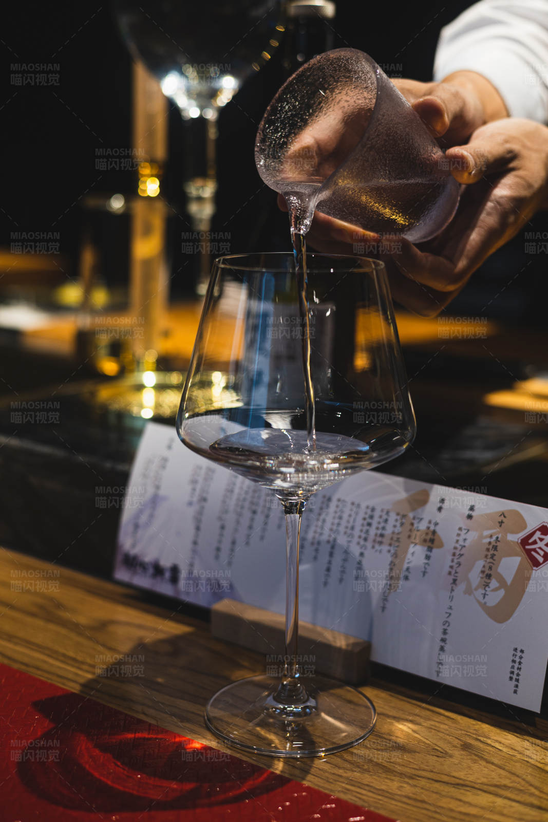 清酒倒入高脚杯图片