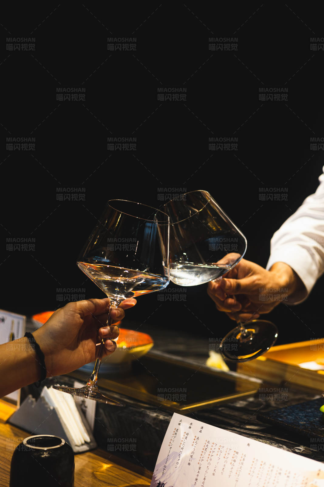 干杯庆祝时刻图片