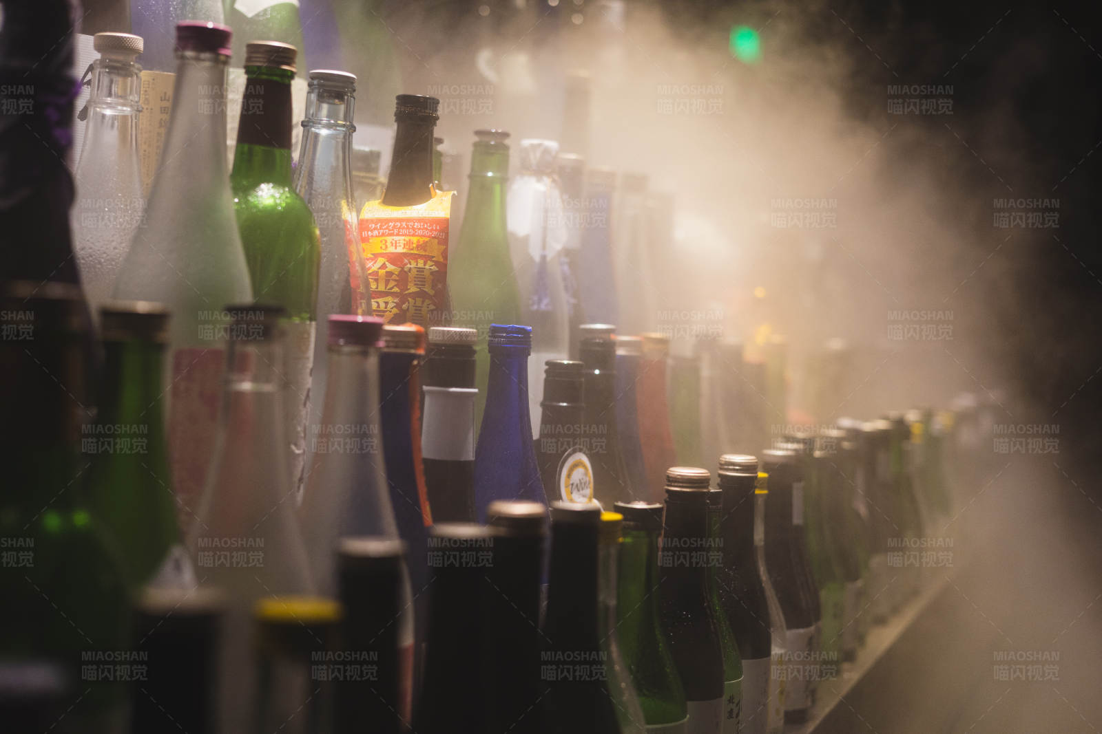 酒瓶林立 雾气缭绕图片