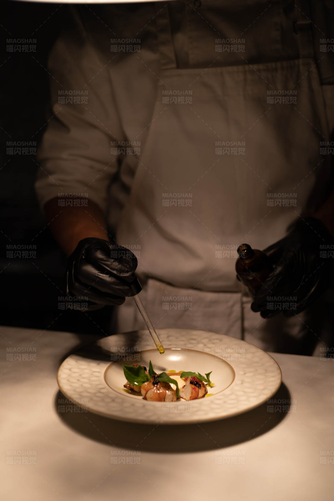 精致料理 油滴点缀图片