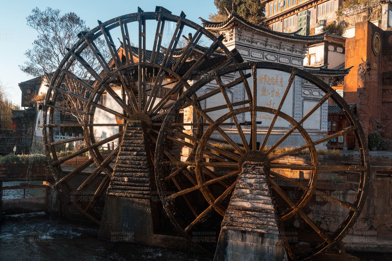 日出时分的丽江古城大水车图片