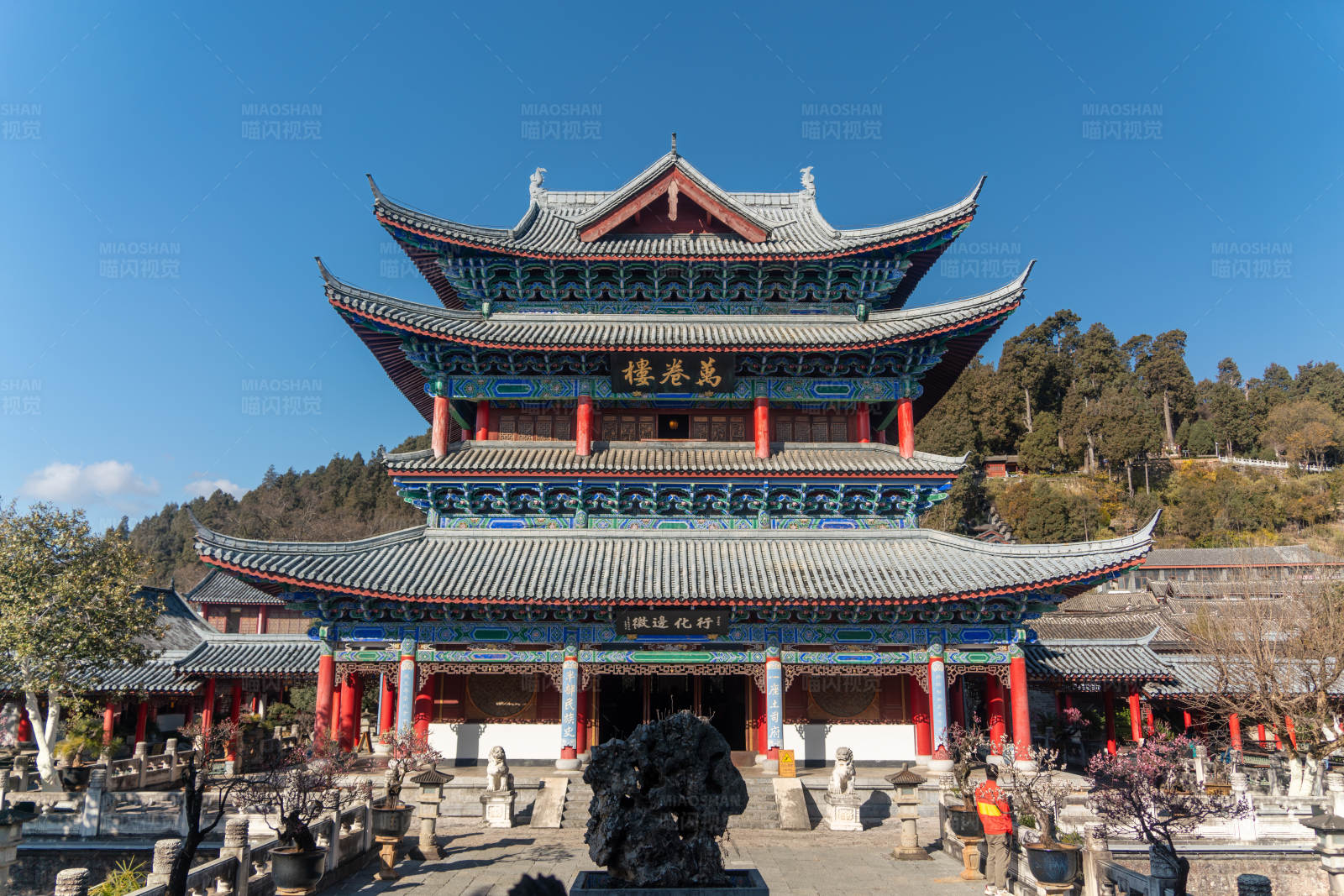 云南丽江木府的万卷楼图片