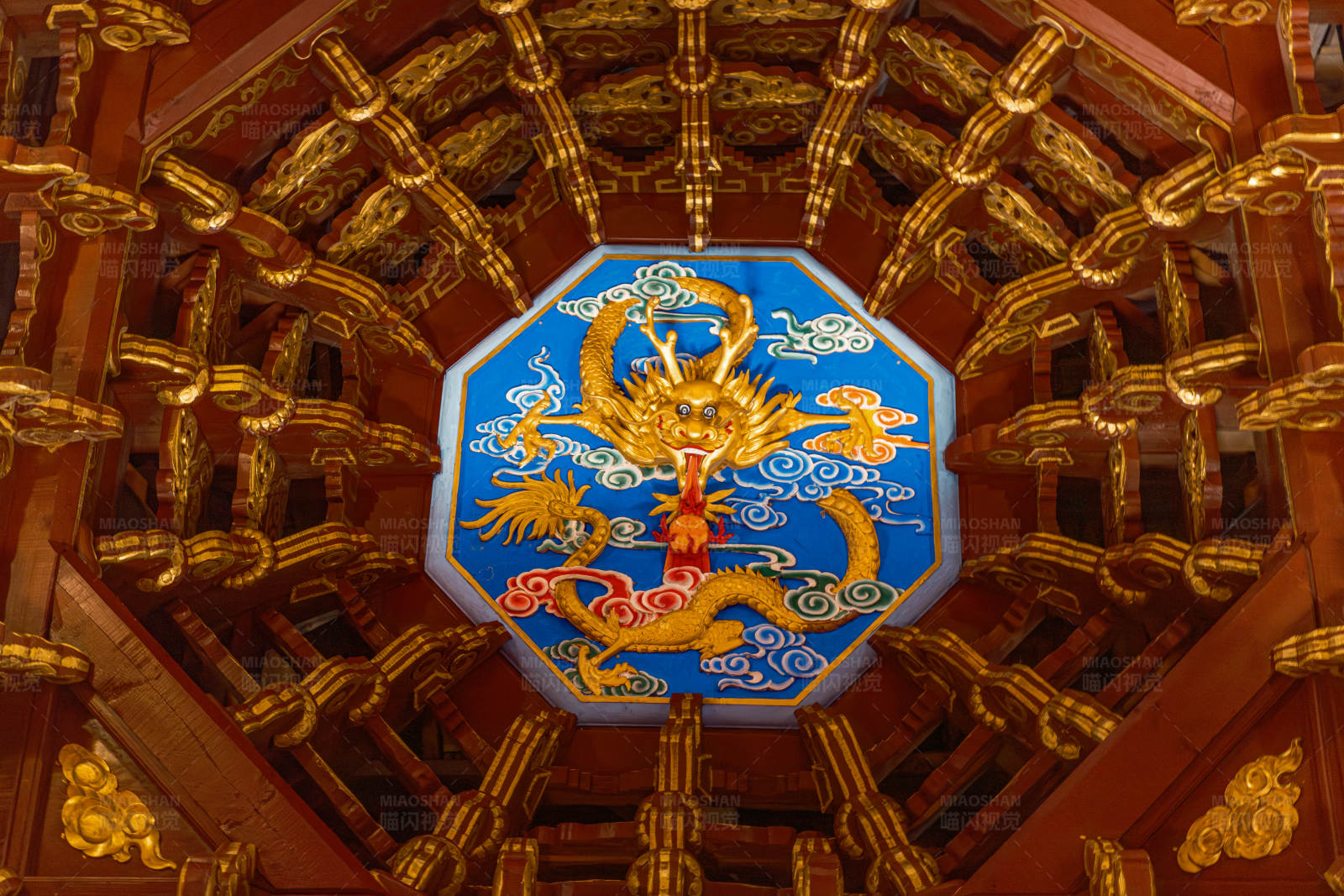 丽江木府的金色龙雕藻井图片