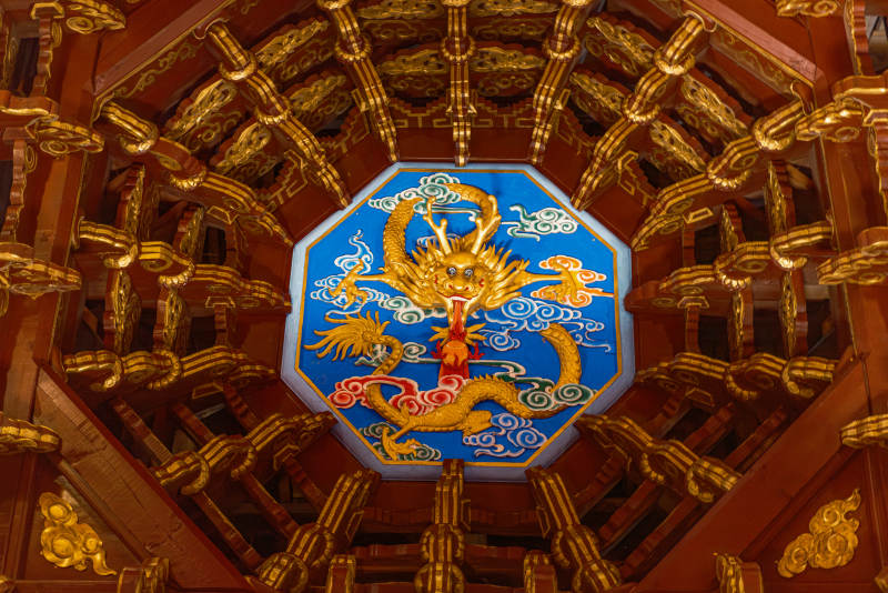 丽江木府的金色龙雕藻井图片