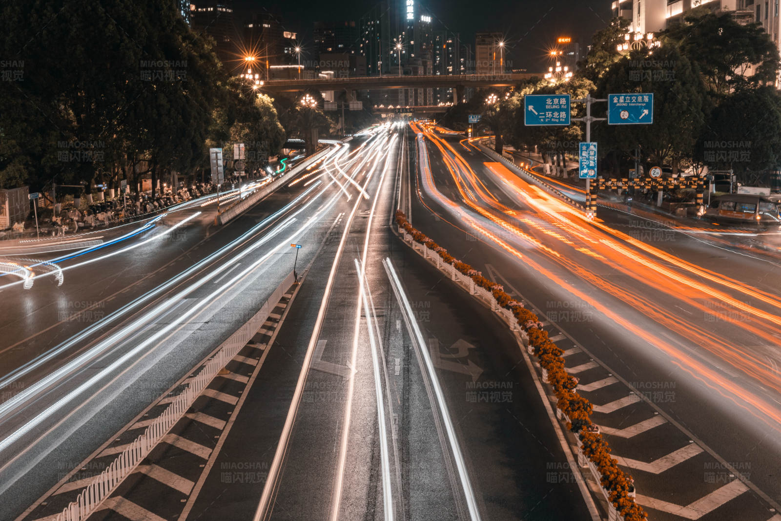 夜间城市交通流图片