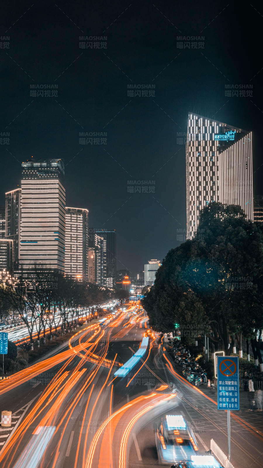 城市夜景与车流图片