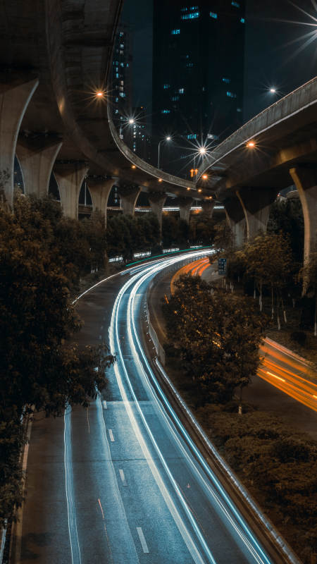 城市夜景中的车流轨迹图片