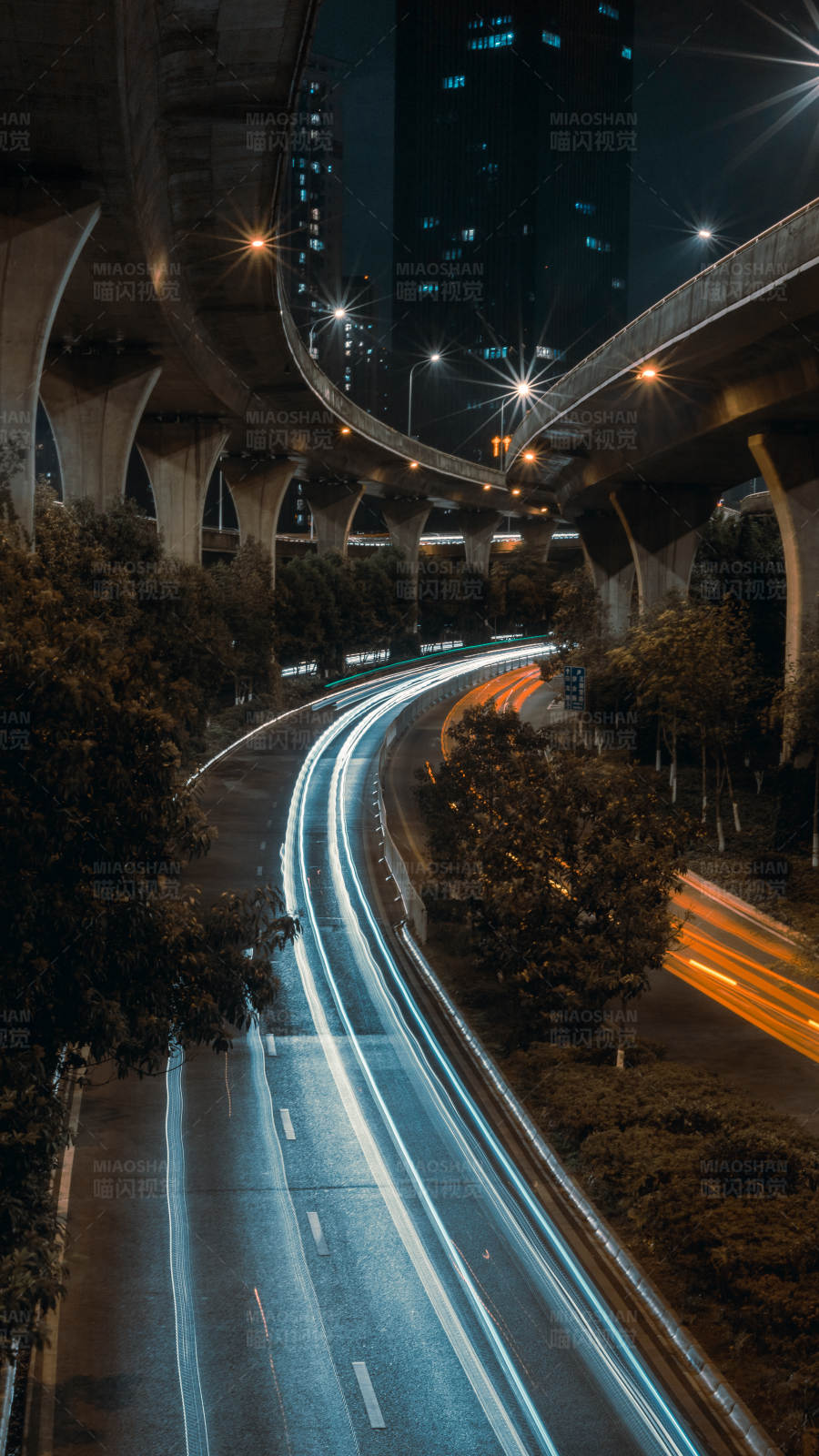 城市夜景中的车流轨迹图片