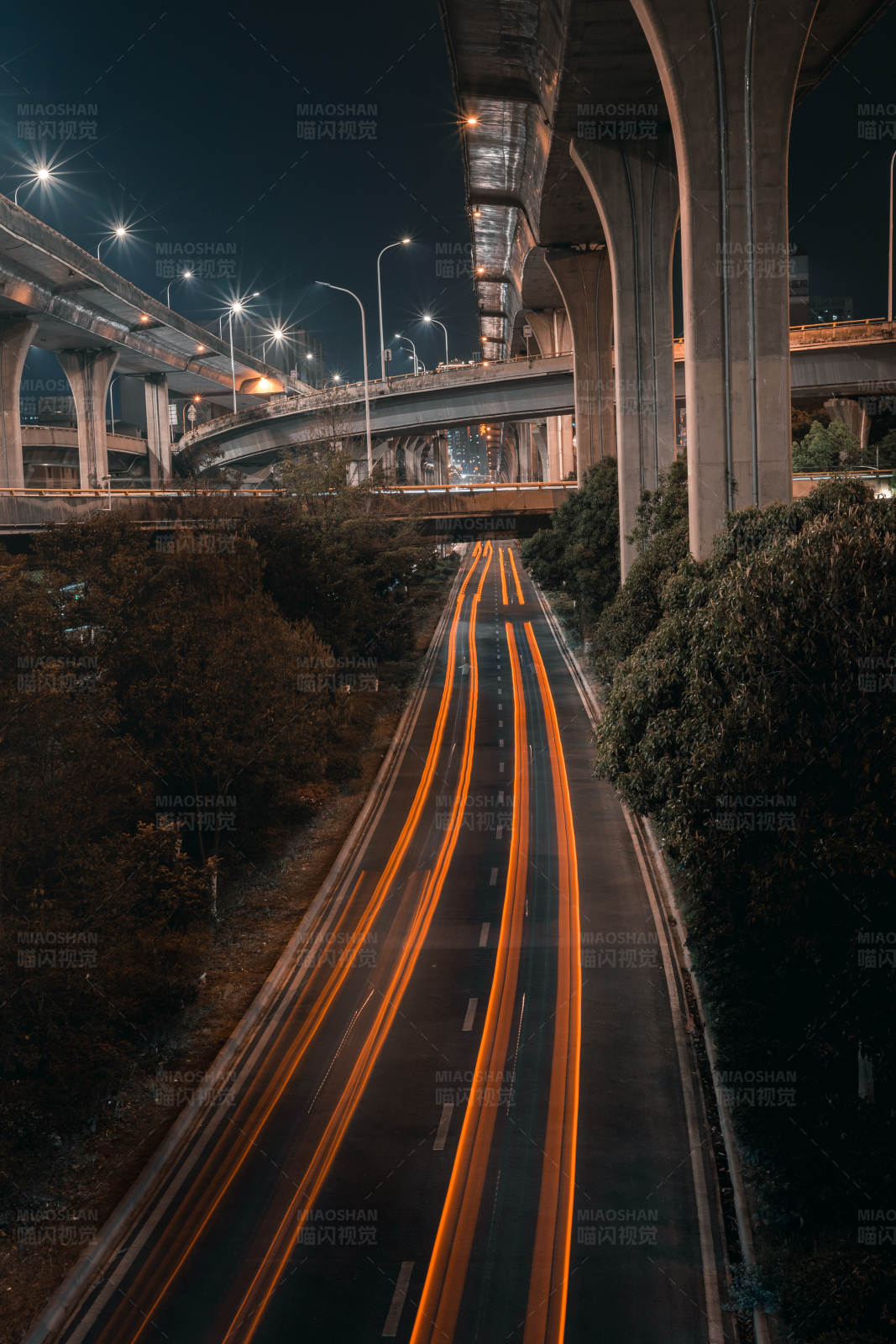 夜间高架桥下的车流图片