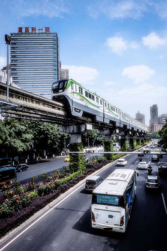 城市高架轨道列车图片