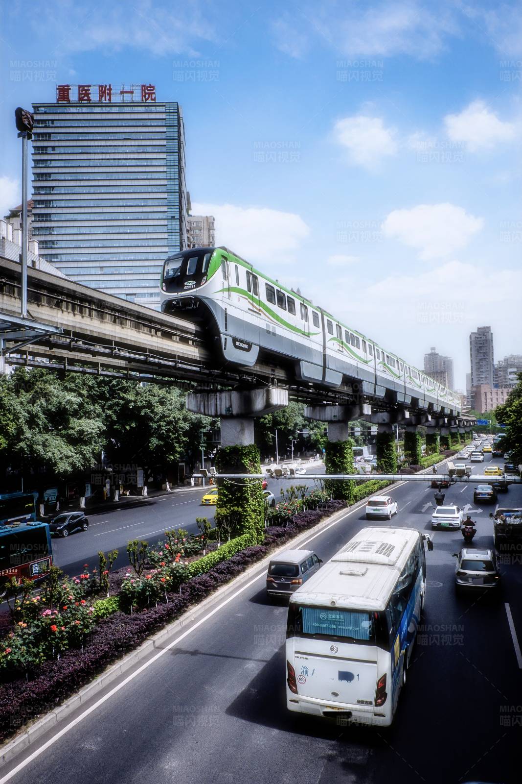 城市高架轨道列车图片